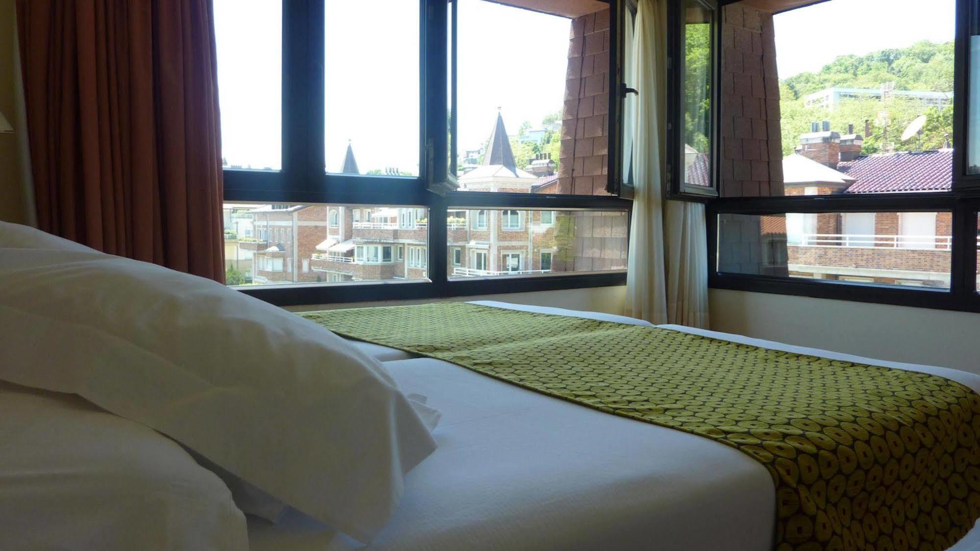 Hotel Ezeiza Сан-Себастьян Экстерьер фото